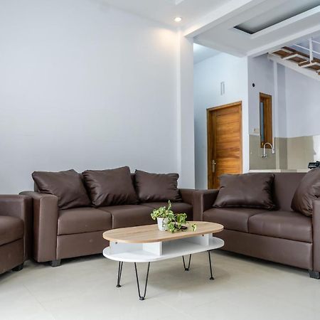 Azalia Homestay Джокякарта Екстериор снимка