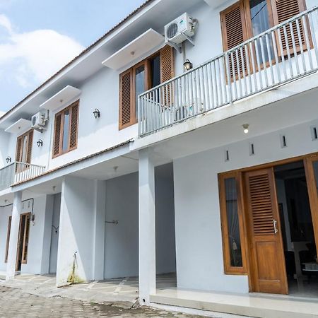 Azalia Homestay Джокякарта Екстериор снимка
