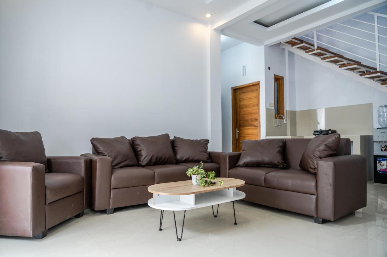 Azalia Homestay Джокякарта Екстериор снимка