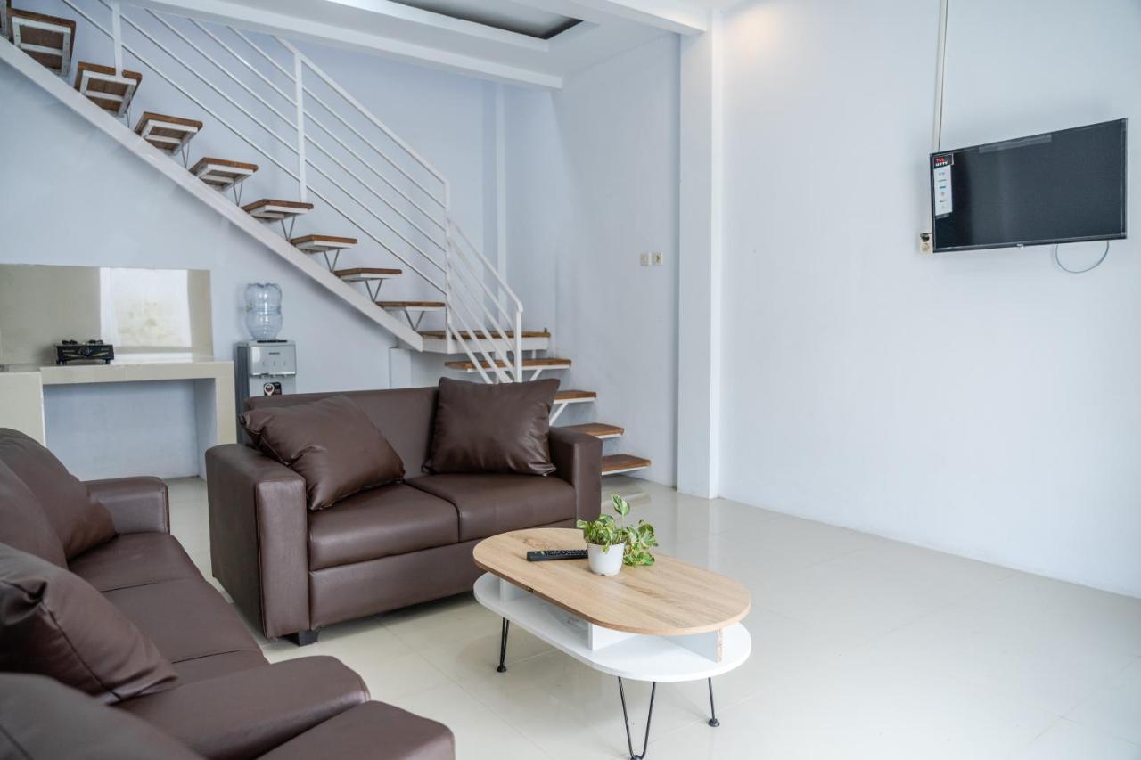 Azalia Homestay Джокякарта Екстериор снимка
