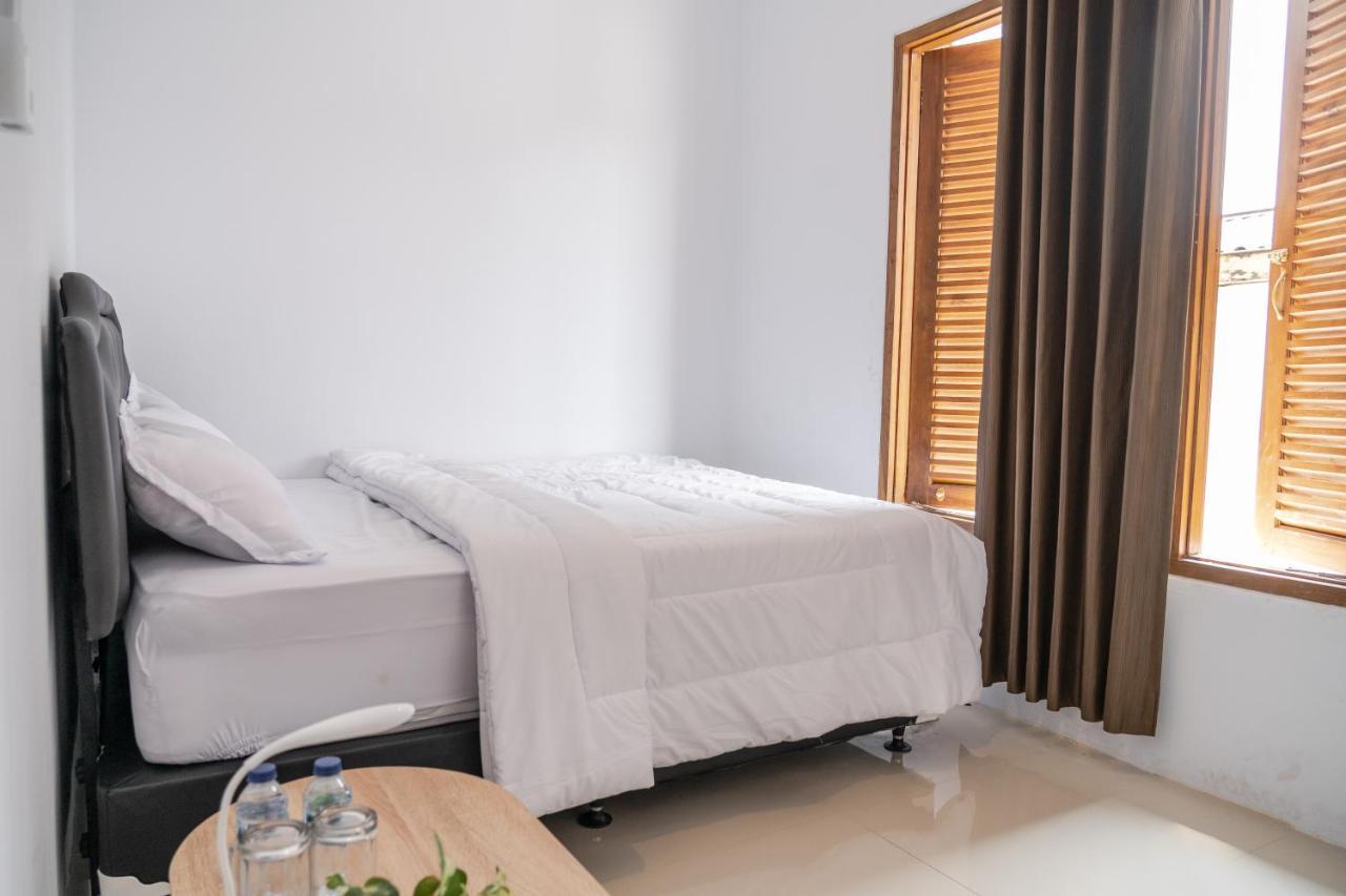 Azalia Homestay Джокякарта Екстериор снимка