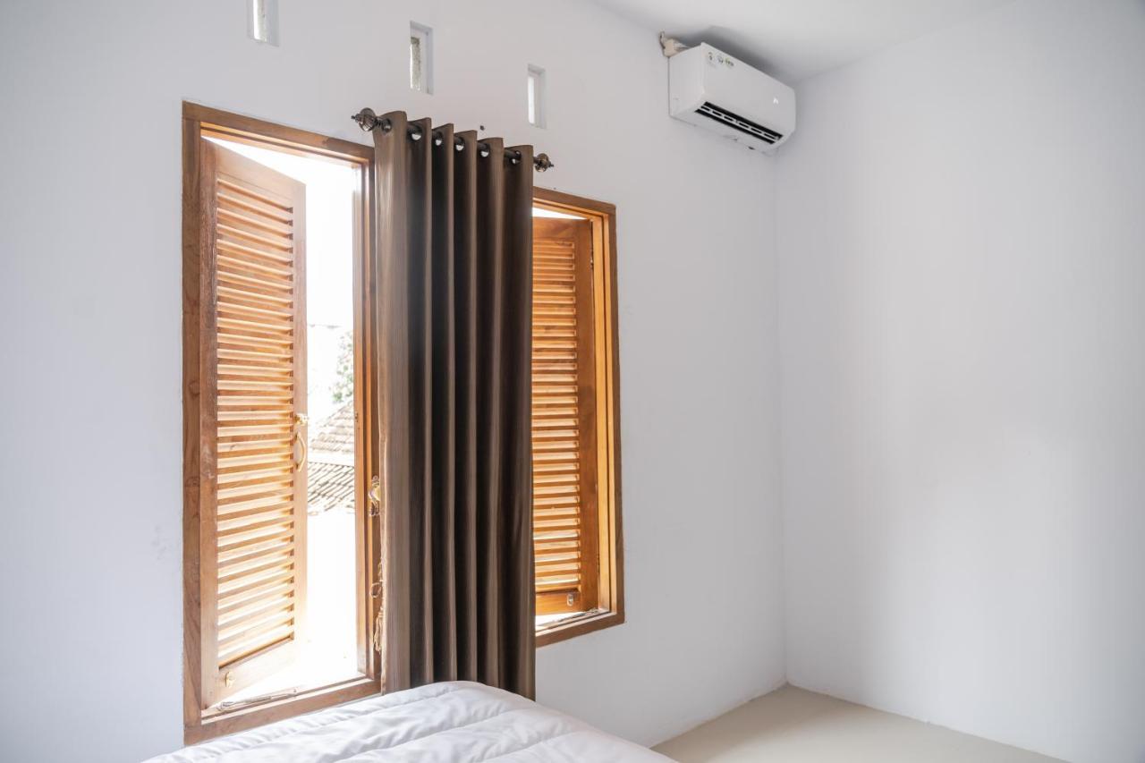 Azalia Homestay Джокякарта Екстериор снимка