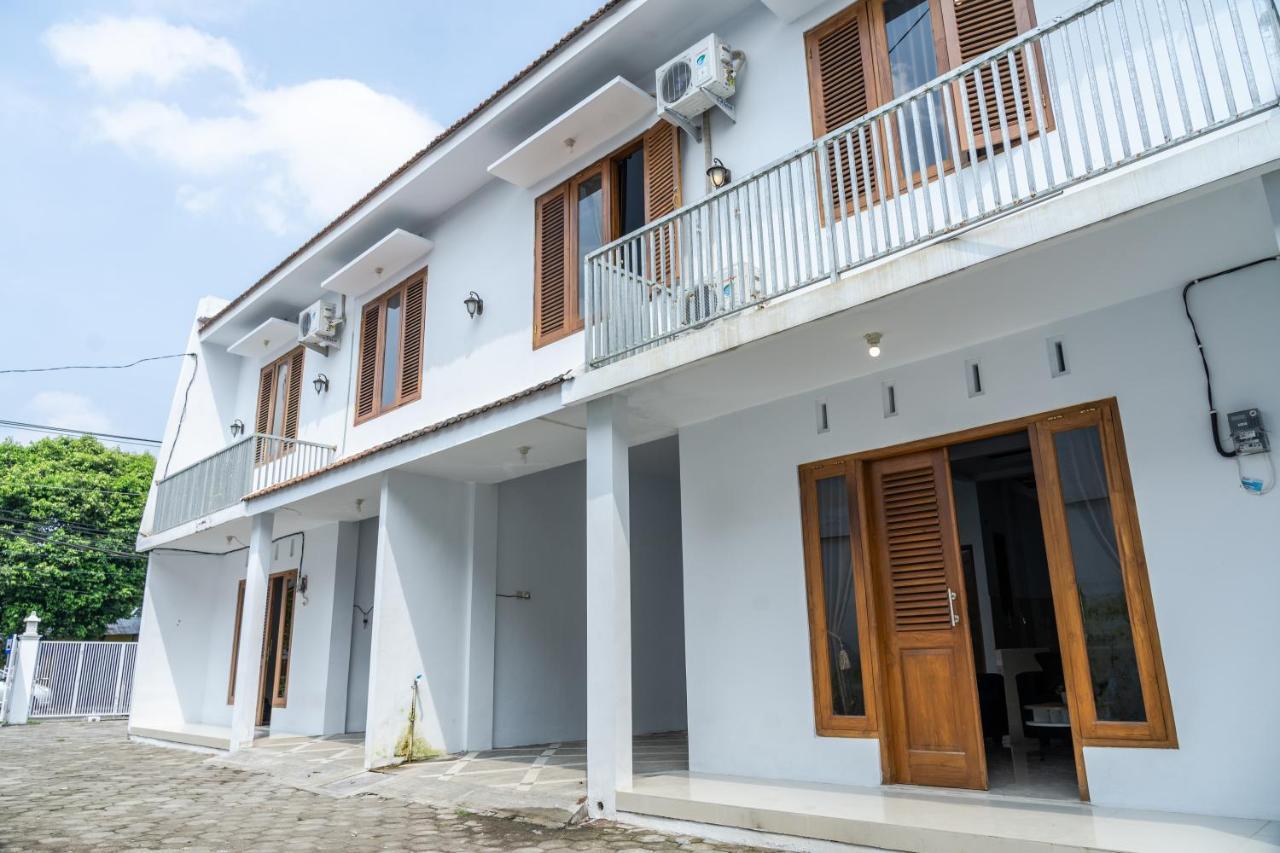 Azalia Homestay Джокякарта Екстериор снимка