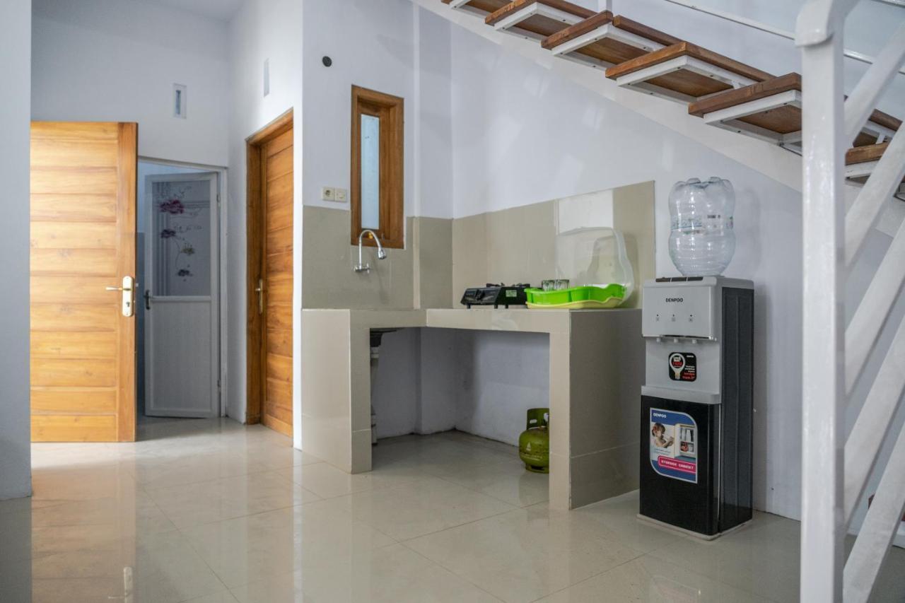 Azalia Homestay Джокякарта Екстериор снимка