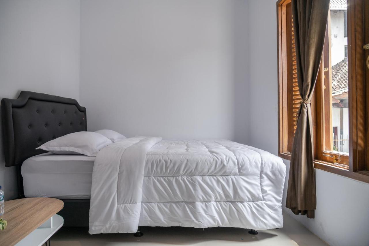 Azalia Homestay Джокякарта Екстериор снимка
