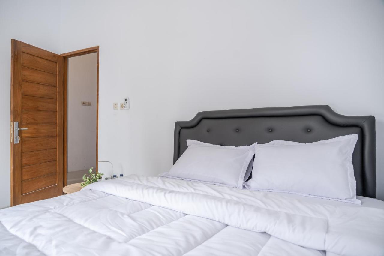 Azalia Homestay Джокякарта Екстериор снимка