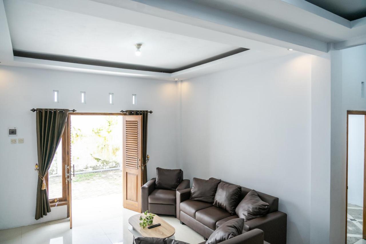 Azalia Homestay Джокякарта Екстериор снимка