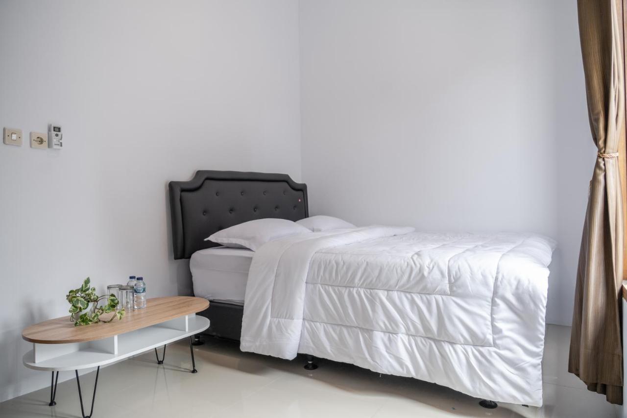 Azalia Homestay Джокякарта Екстериор снимка